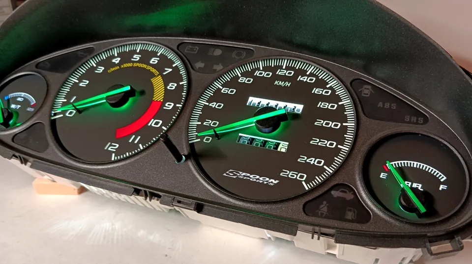 Spoon-inspired instrument cluster